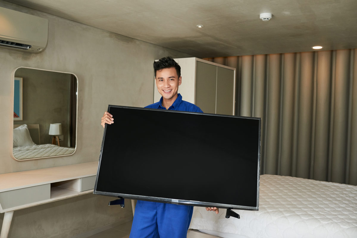 technician-with-tv-set